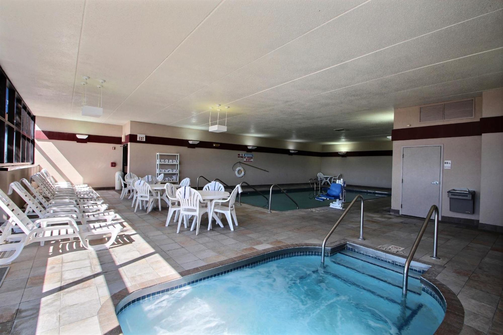 Comfort Inn & Suites Madison - Airport Exterior foto