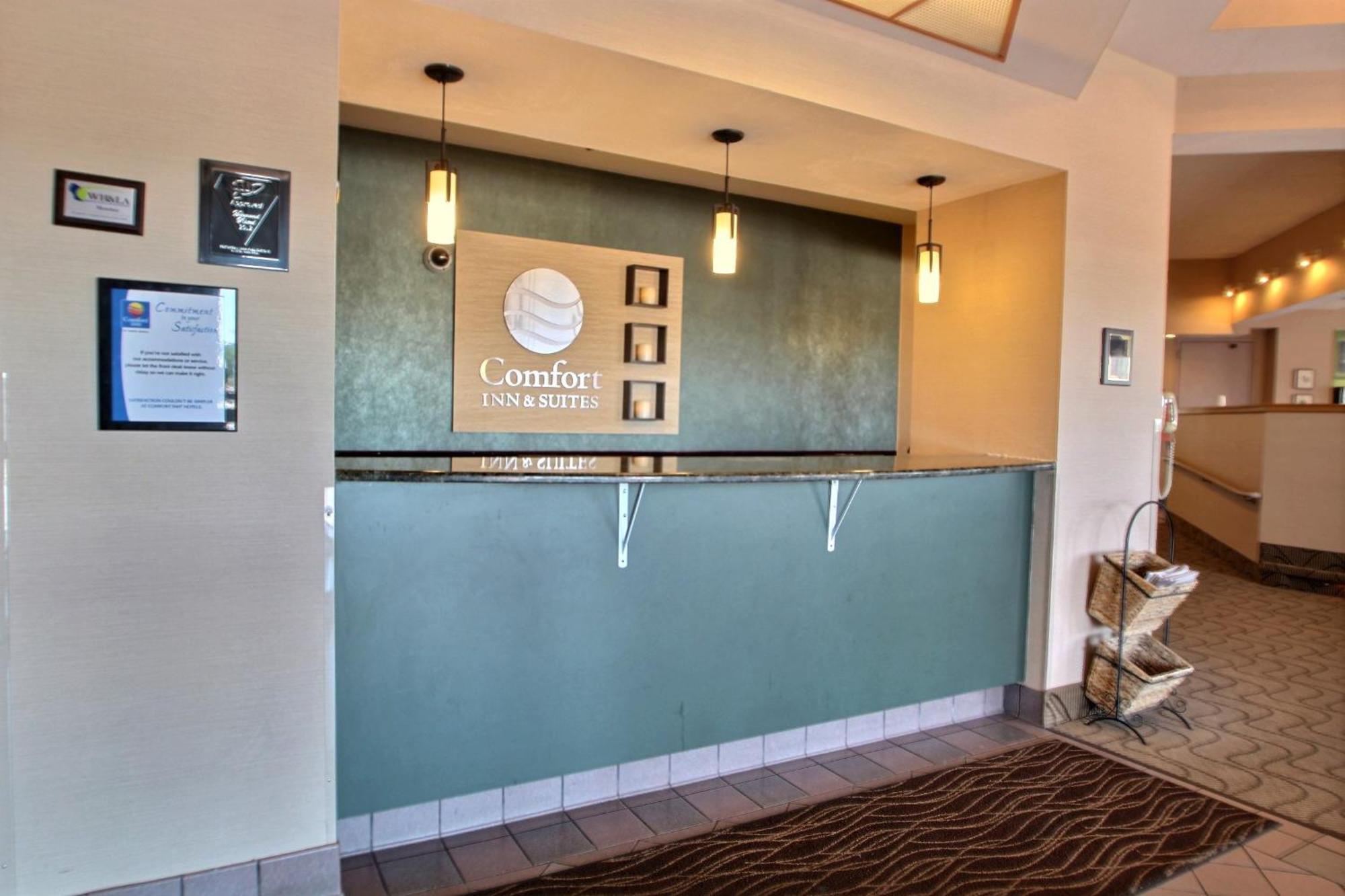 Comfort Inn & Suites Madison - Airport Exterior foto